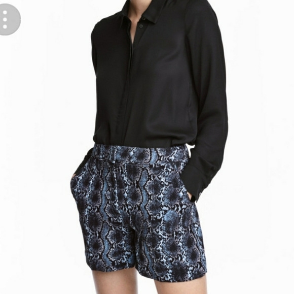 H&M Snakeskin Print Short - Picture 4 of 4